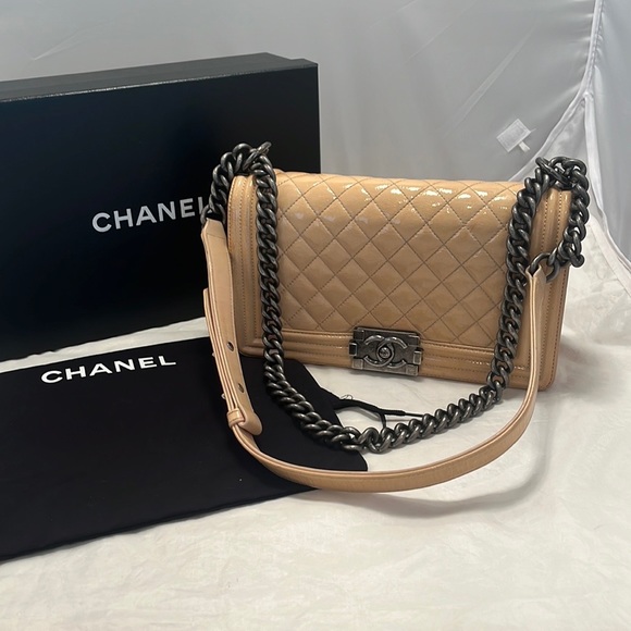 CHANEL Le Boy Medium Shoulder Bag - Picture 2 of 15